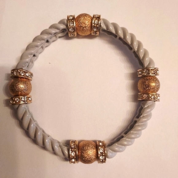 Source Unknown Jewelry - 𝅺GREY and Gold Tone Stretch Bracelet. Excellent condition